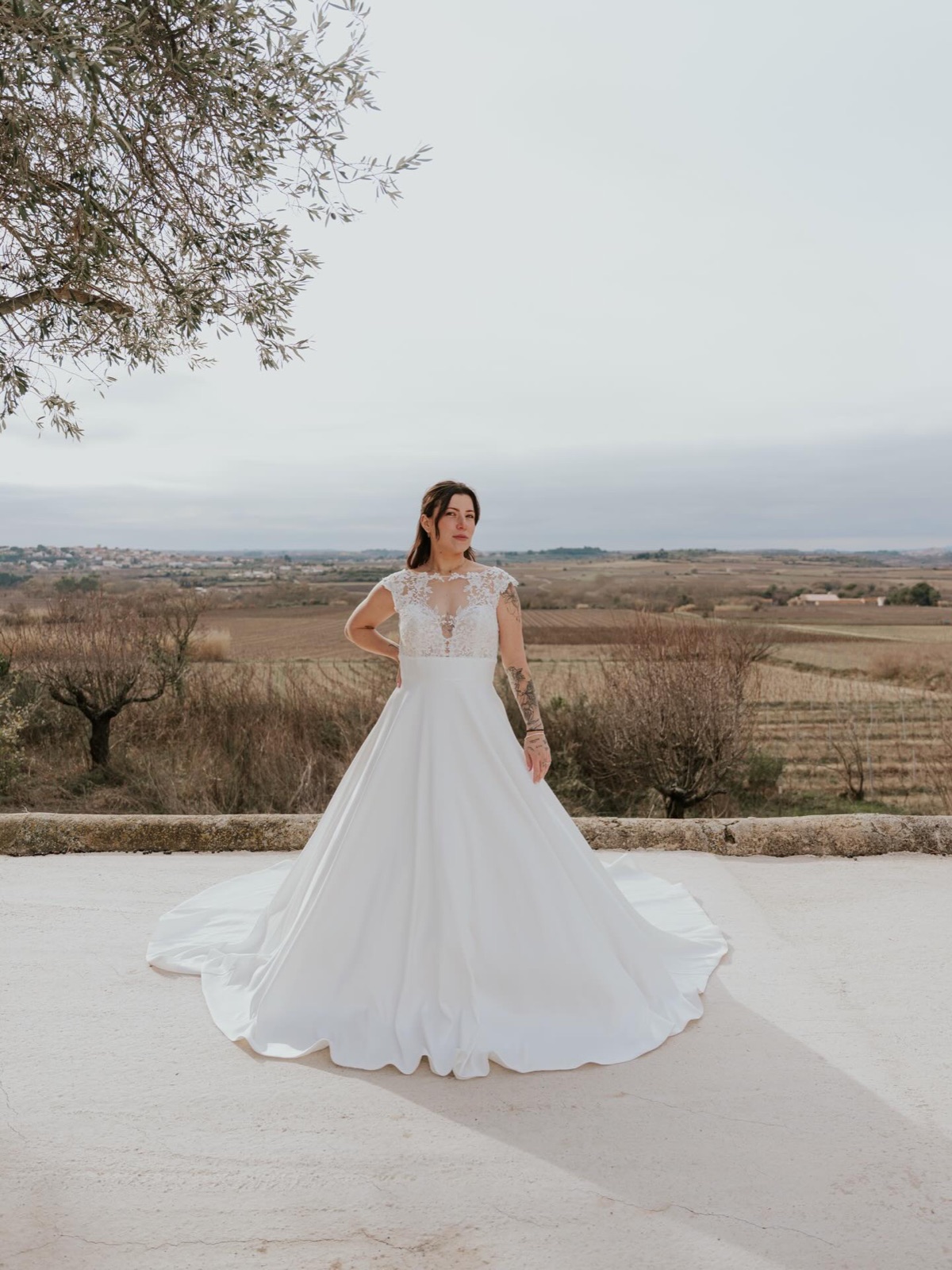 Robe de mariée en mikado et dentelle